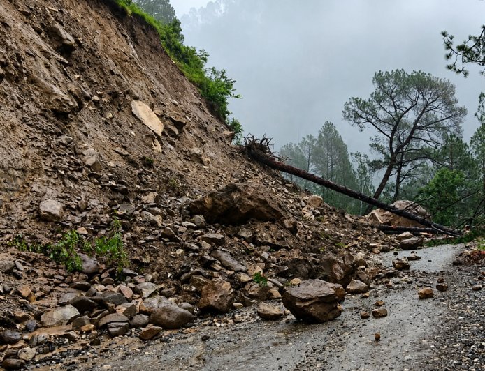 Heavy landslide crushes Badrinath Highway and strands hundreds of Char Dham pilgrims