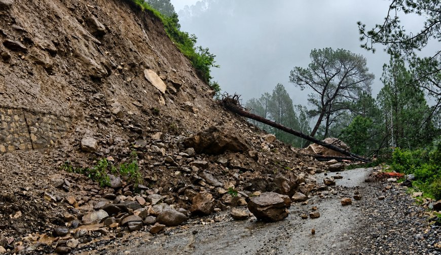 Heavy landslide crushes Badrinath Highway and strands hundreds of Char Dham pilgrims